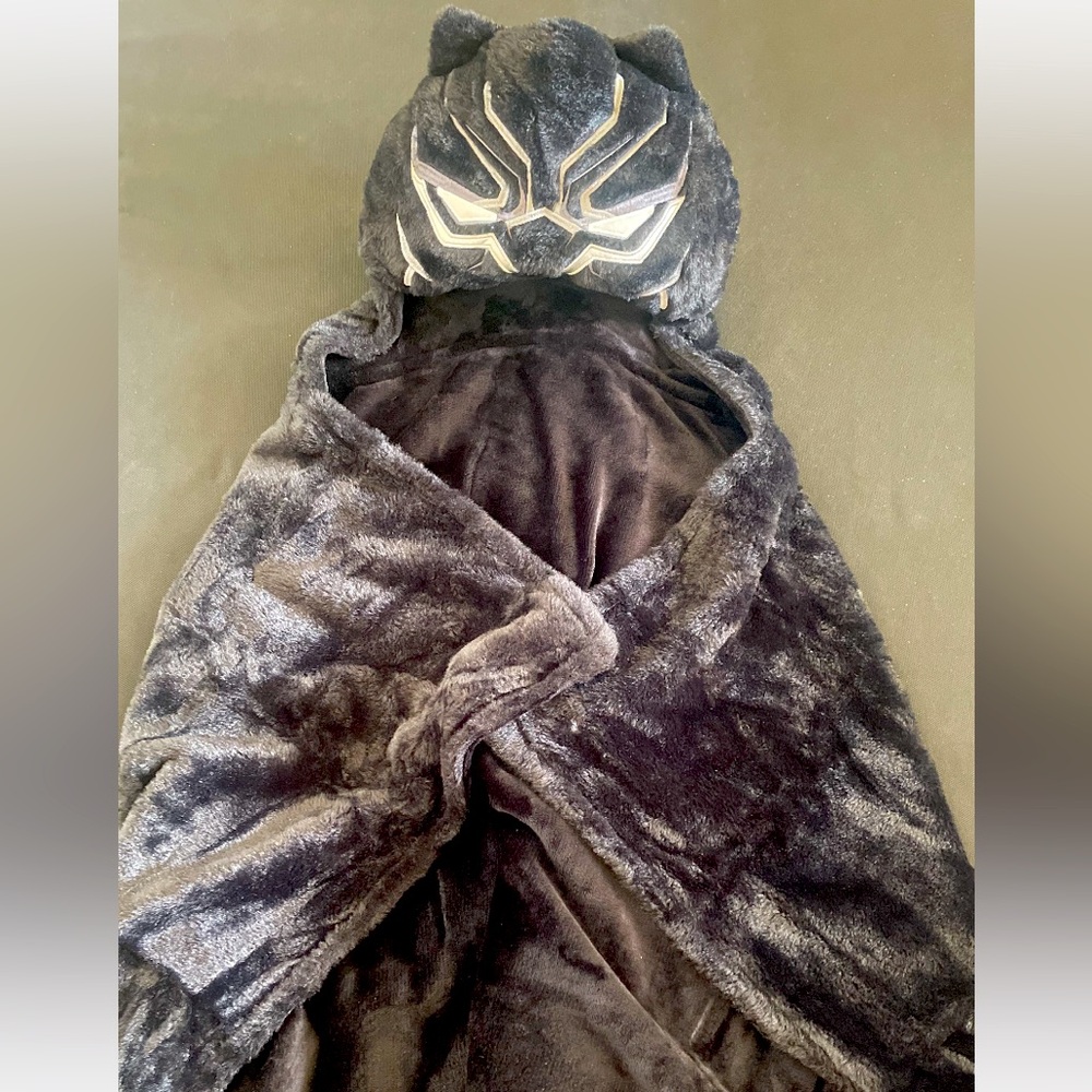 Bmarvel Black Panther new cape Cover with puffy constructed head piece .